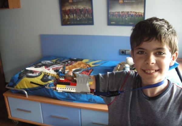 勵志故事！少年用 LEGO 自製機械義肢