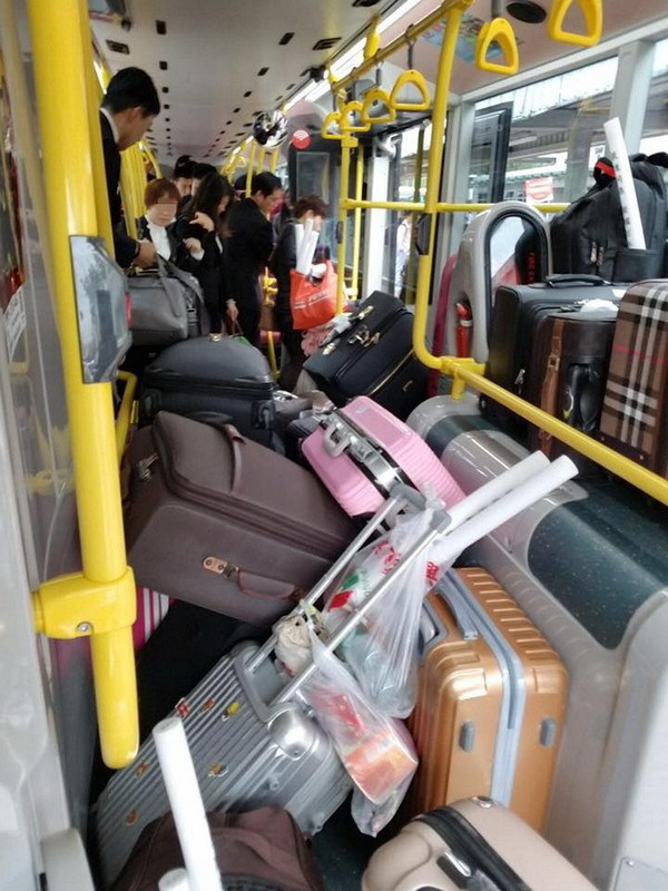 旅行喼塞滿巴士走廊！網民：車長也有錯