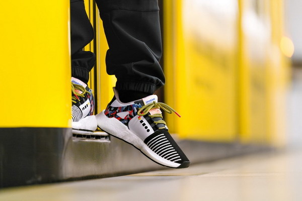 著 adidas 指定波鞋  免費搭地鐵 1 年