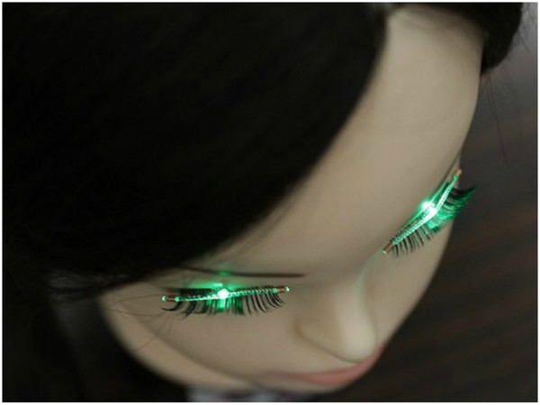 日本最新發明無線電 LED 假眼睫毛  網民：好啱龍婆