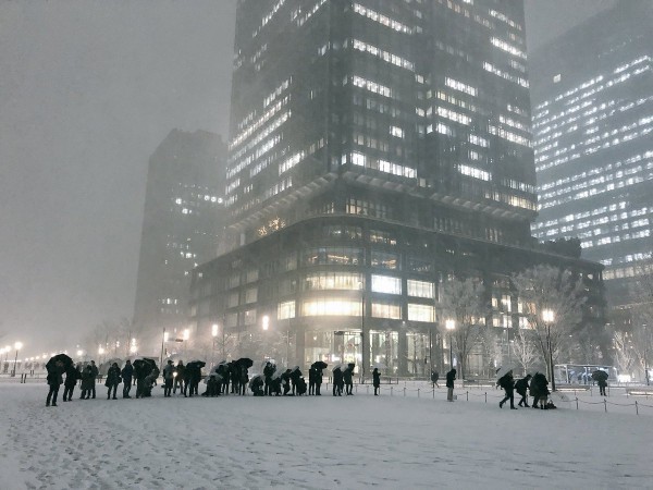 東京變夢幻雪都相集！日本人雪中乖乖排隊影相成另類風景