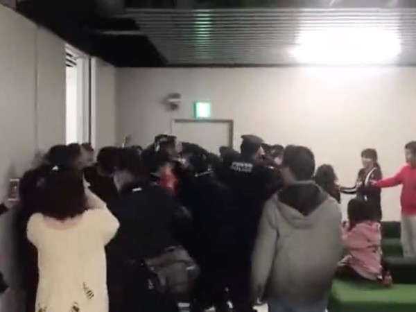 175 名中國遊客唱國歌大鬧成田機場！捷星廉航安排差惹爭端？