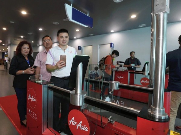 廉航 AirAsia 首推掃臉登機系統  馬來西亞機場率先用