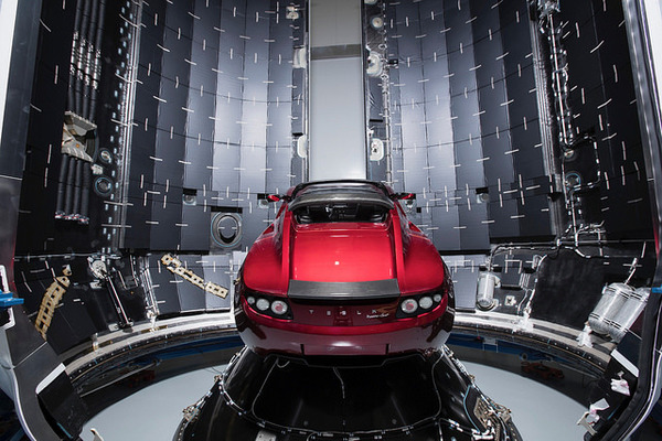 Space X 重型火箭 Falcon Heavy 成功送 Tesla Roadster 上太空