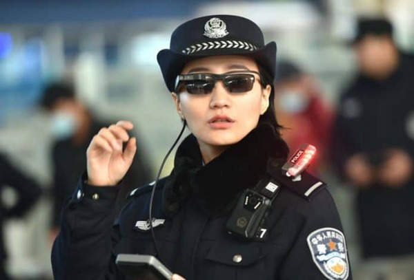 中國警方人臉辨識「黑超」捉犯！快速掃描可強監控