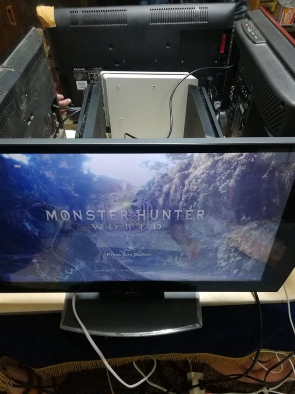Monster Hunter 打到變四方城！日網友自製四屏幕集體狩獵