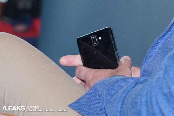 Nokia 9 實機照曝光 採用雙曲面屏幕配雙鏡頭