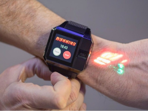 【MWC 2018】Haier Asu 投影智能手錶登場！投影畫面在手背有咩用？