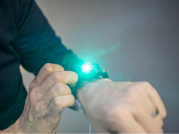 【MWC 2018】Haier Asu 投影智能手錶登場！投影畫面在手背有咩用？