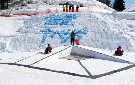 日本新潟縣出現「反重力雪地滑梯」？人人都可向上滑