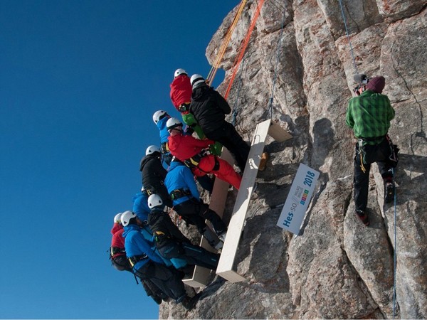 瑞士學生奇招上阿爾卑斯山影班相  勁過謝天華單手攀崖聽電話