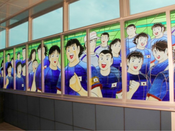 日本《足球小將》20 米超巨型玻璃畫  看盡 99 個經典角色