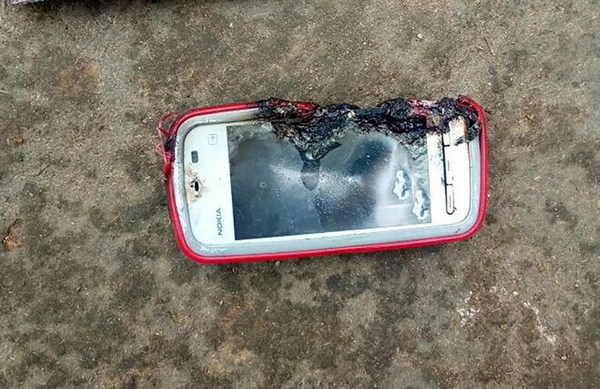 少女慘遭 Nokia 手機炸死！邊充電邊講電話出事