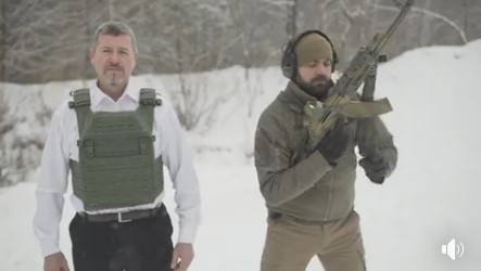 【人肉實測】烏克蘭老闆穿自家製避彈衣 叫員工向自己開槍