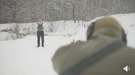 【人肉實測】烏克蘭老闆穿自家製避彈衣 叫員工向自己開槍