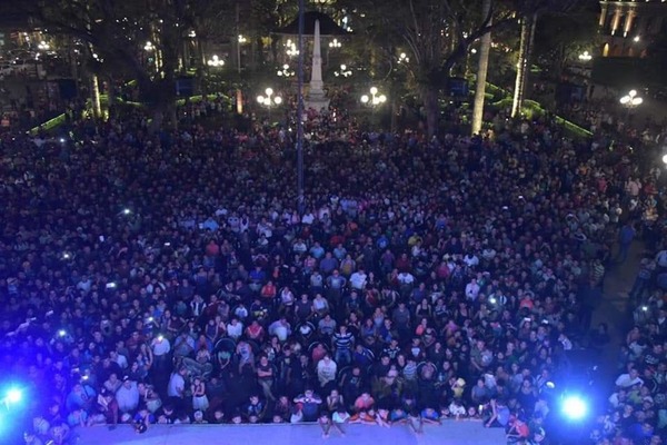 墨西哥萬人戶外觀看《龍珠超》直播！群眾歡呼為悟空打氣