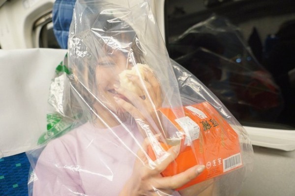 日本 AV 女優搭新幹線吃大肉包 不忘「戴套」