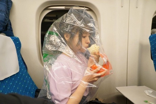日本 AV 女優搭新幹線吃大肉包 不忘「戴套」