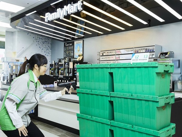 Family Mart 台北開設科技概念店！機械臂當咖啡師