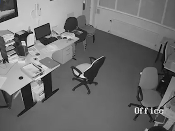 英國 HP Envy 通宵充電爆炸！ 辦公室 CCTV 全紀錄