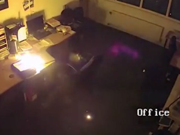 英國 HP Envy 通宵充電爆炸! 辦公室 CCTV 全紀錄