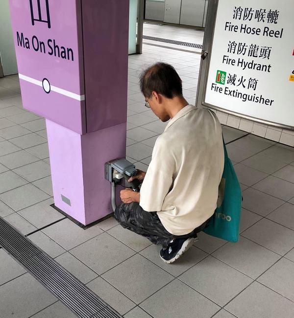 乘客疑在港鐵馬鞍山站月台偷電 網民：識嘢