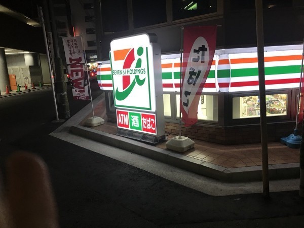 日本驚現迷你 7-Eleven？原來只是太「矮」