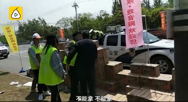 南京馬拉松補給站遭村民集體搶水