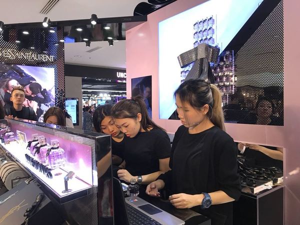 YSL 期間限定店玩人臉辨識！訂製專屬香水憑「樣」取貨