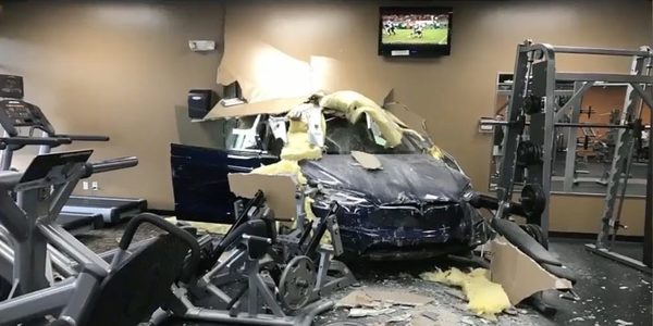 【睇片】Tesla Model X 撞穿牆闖入健身室 車主：想煞車變加速