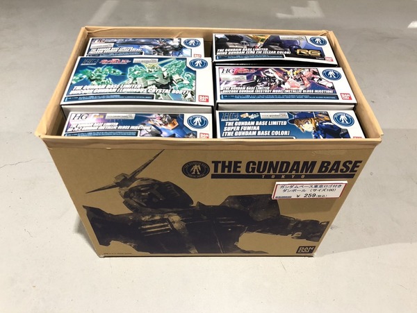 高達賣紙皮粉絲照俾錢 Gundam Base Tokyo限定紙箱
