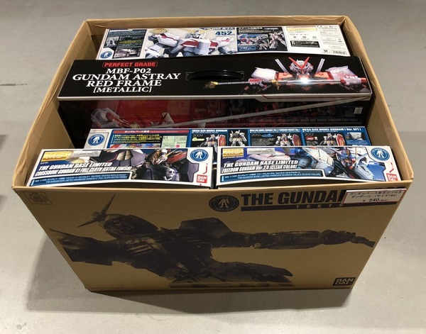 高達賣紙皮粉絲照俾錢 Gundam Base Tokyo限定紙箱