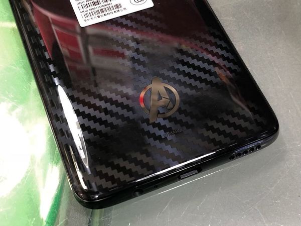 OnePlus 6 Avengers 特別版水貨抵港   附送有型英雄紀念章及機套