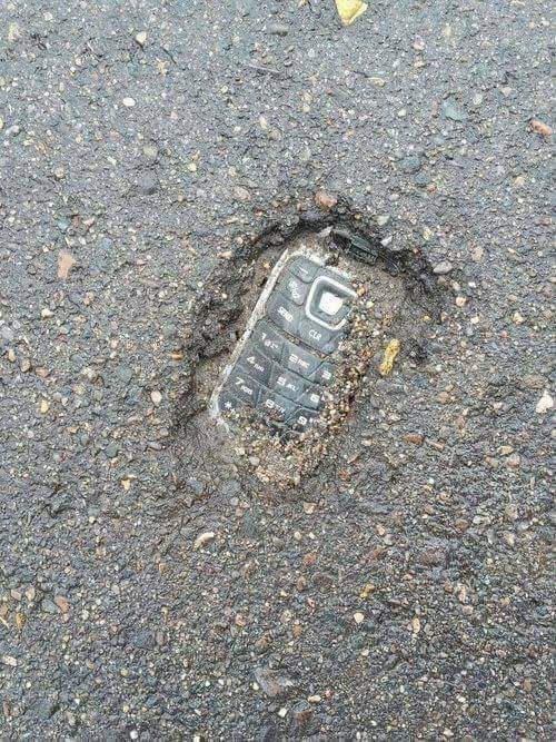 瀝青路下驚現疑似 Nokia 手機？網民：報警