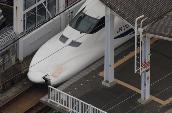 日本新幹線離奇意外！封閉隧道內車頭「撞人」至損毀