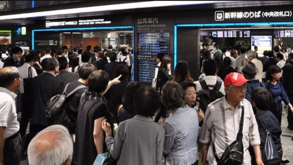 日本新幹線離奇意外！封閉隧道內車頭「撞人」至損毀