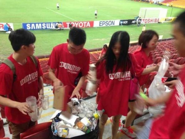 國內傳媒指中國球迷清理垃圾無人讚？網民：東施效顰