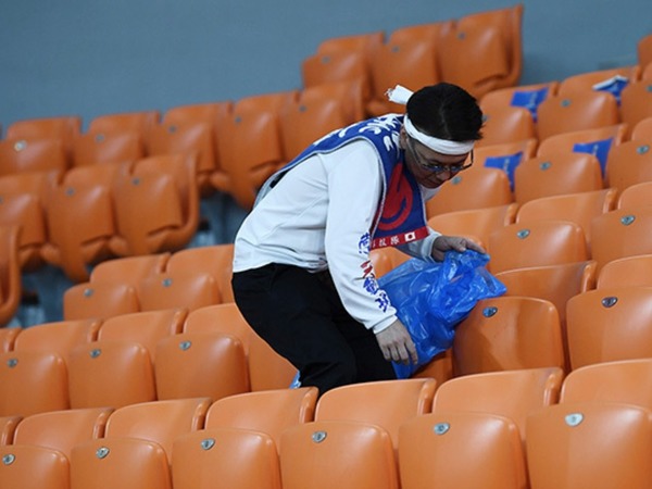 國內傳媒指中國球迷清理垃圾無人讚？網民：東施效顰