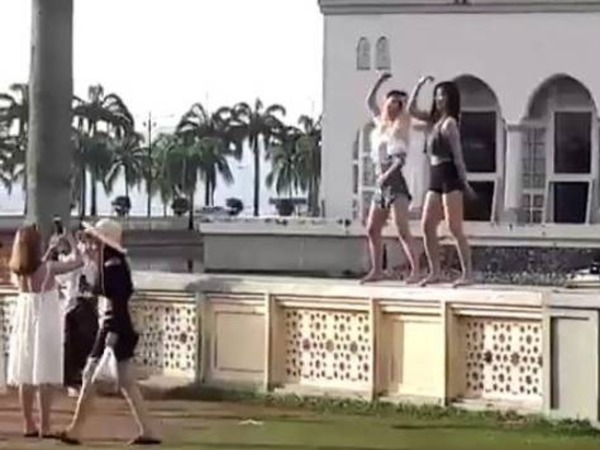 中國女遊客馬來西亞清真寺熱舞！罰款遣返收場