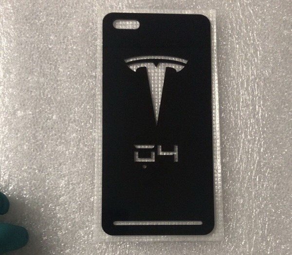 Tesla 智能手機真登場？屏幕機背組件齊曝光？！