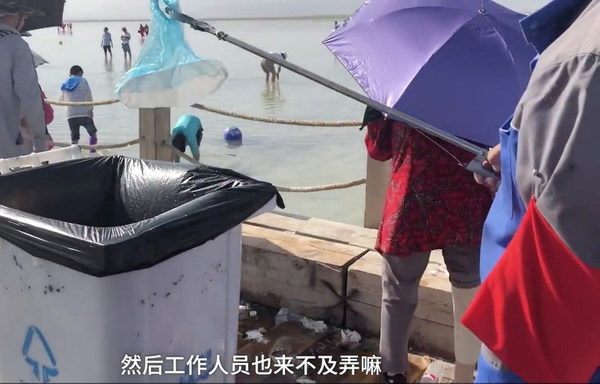 青海天空之鏡變垃圾崗  中國遊客亂丟鞋套 
