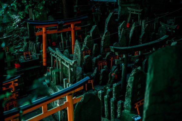 京都伏見稻荷神社原來可以咁恐怖？猶如置身恐怖遊戲！