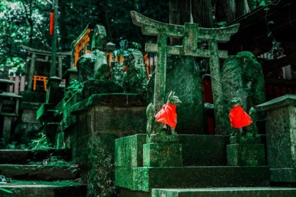 京都伏見稻荷神社原來可以咁恐怖？猶如置身恐怖遊戲！