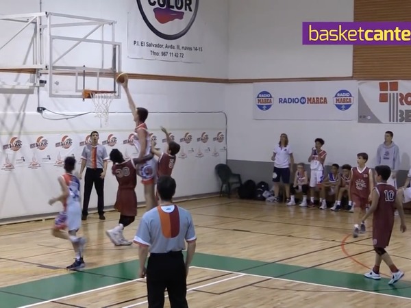 12 歲 213cm「移動城牆」屈機打籃球  網民：屈到根本冇得打