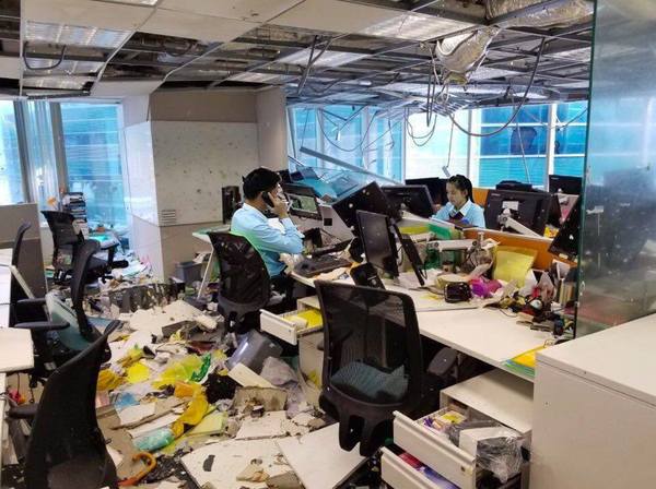 颱風山竹摧毀辦公室 同事淡定安坐繼續開工？網民質疑：背脊有綠光