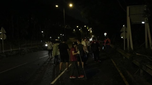 颱風山竹摧毀香港「馬鞍山之友」群組義工 自發到公路清理倒塌大樹