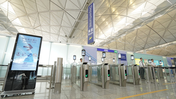 香港國際機場自助保安閘口 正式啟用 採用生物特徵技術核對旅客證件