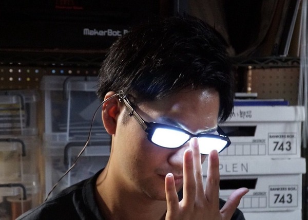 網民自製發光 LED 眼鏡 Cosplay 碇司令零違和