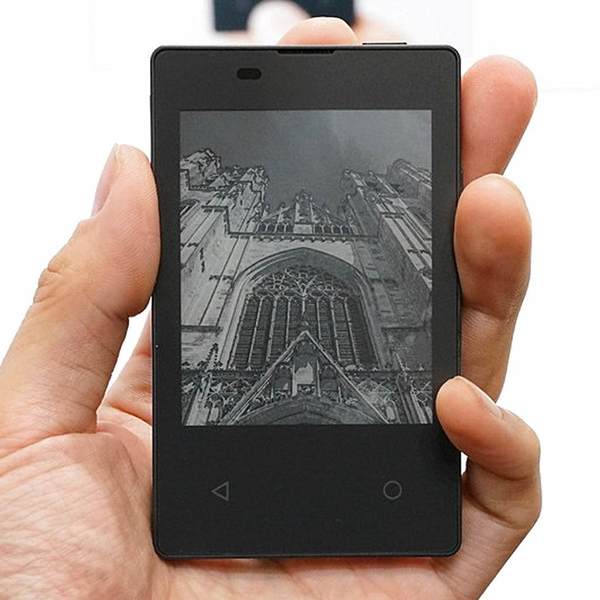 日製 KY-01L 全球最小巧 47g 輕身手機！e-Ink 屏幕支援數據共享