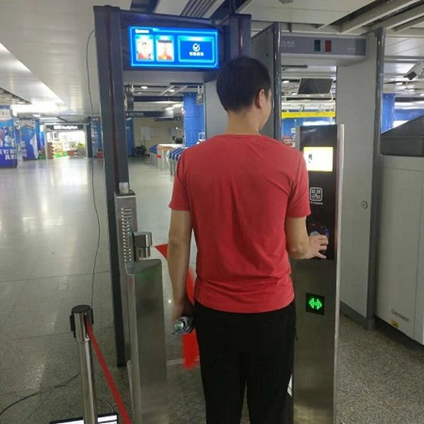 廣州地鐵站試行人臉識別安檢 網民：上下班高峰期簡直崩潰